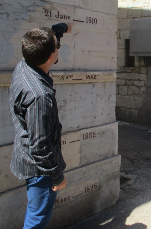 Exemple de laisses de crues historiques dans la boucle du Doubs à Besançon