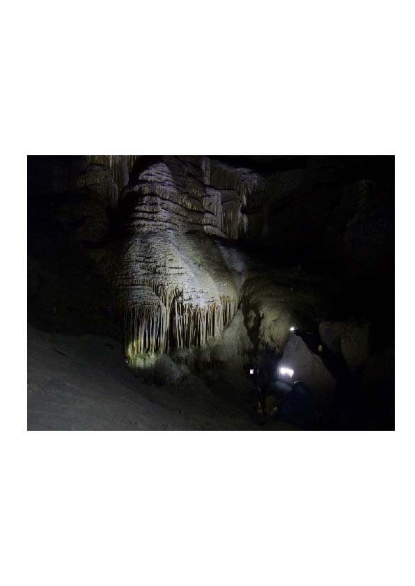 Voile de calcite étendu sur le flanc des parois.

Photo prise dans la grotte des 1001 nuits (B. Losson)