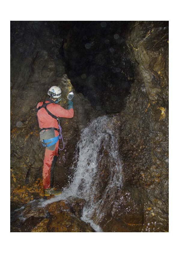 Circulation en écoulement libre (dans un conduit partiellement rempli d'eau)?

Photo prise dans la grotte des 1001 nuits (B. Losson)