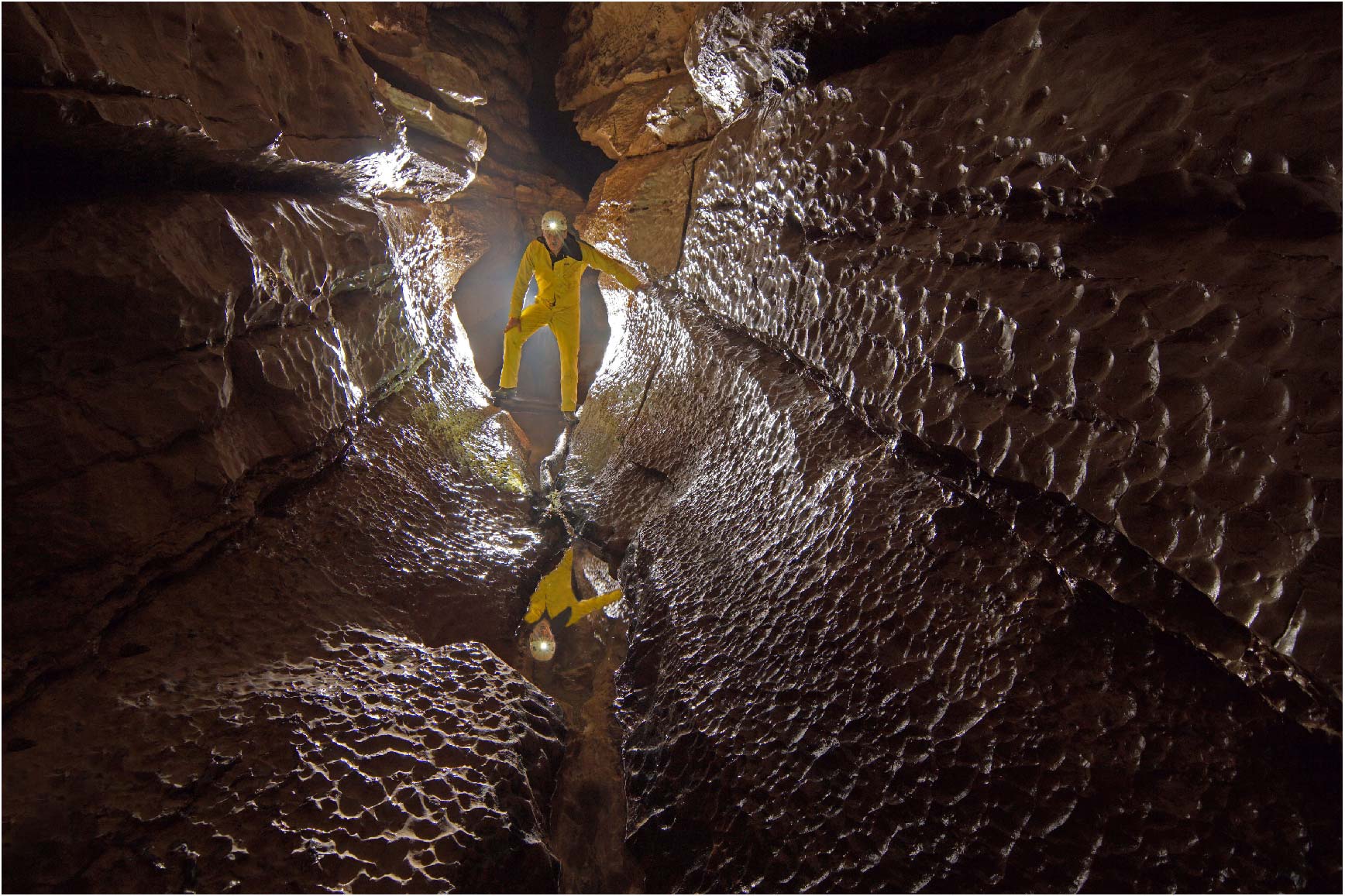 Cupules dissymétriques se présentant avec un côté abrupt vers l'amont de la circulation. 

Photo prise dans la grotte de la Vieille Folle (Verneau) (source : Guy Decreuse)
Site du photographe : https://www.flickr.com/photos/73270743@N02/
