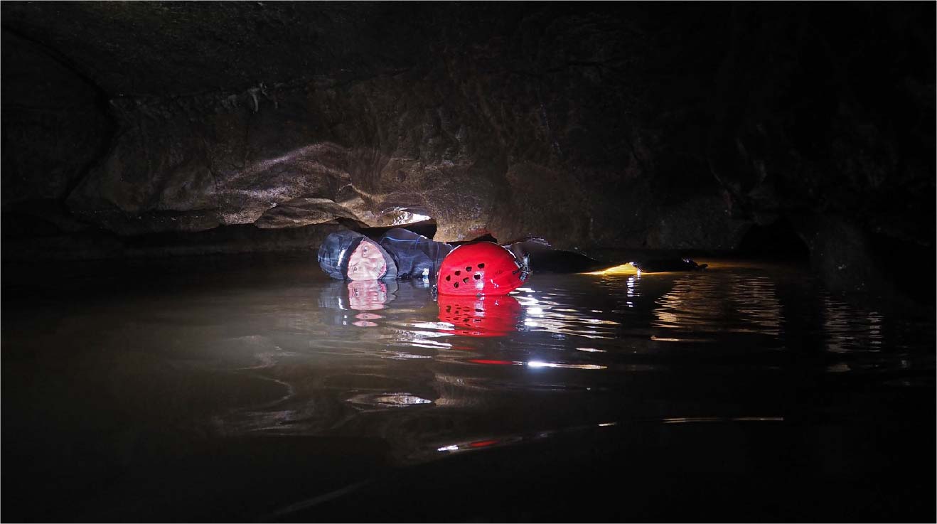 Siphon extrêmement court menant à une galerie immergée.

Photo prise dans la grotte des Chaillets (source : Guy Decreuse)
Site du photographe : https://www.flickr.com/photos/73270743@N02/