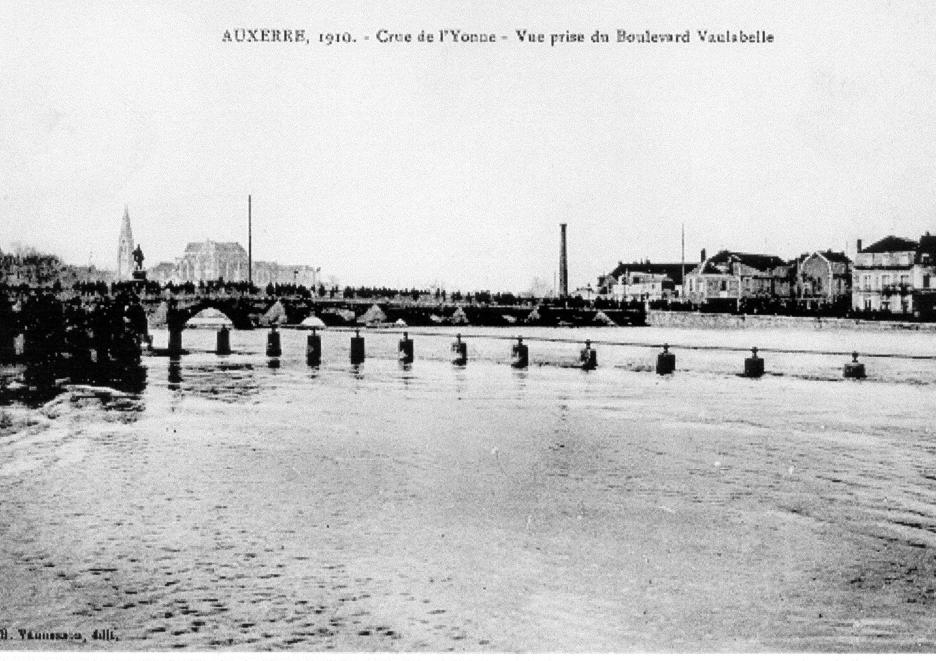 Crue de l'Yonne, en janvier 1910, à Auxerre, vue depuis le boulevard Vaulabelle, dans l'Yonne