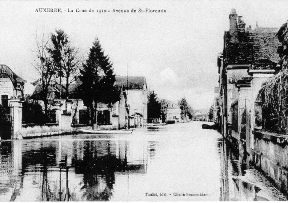 Crue de l'Yonne, en mars 1910, à Auxerre, avenue de Saint-Florentin, dans l'Yonne