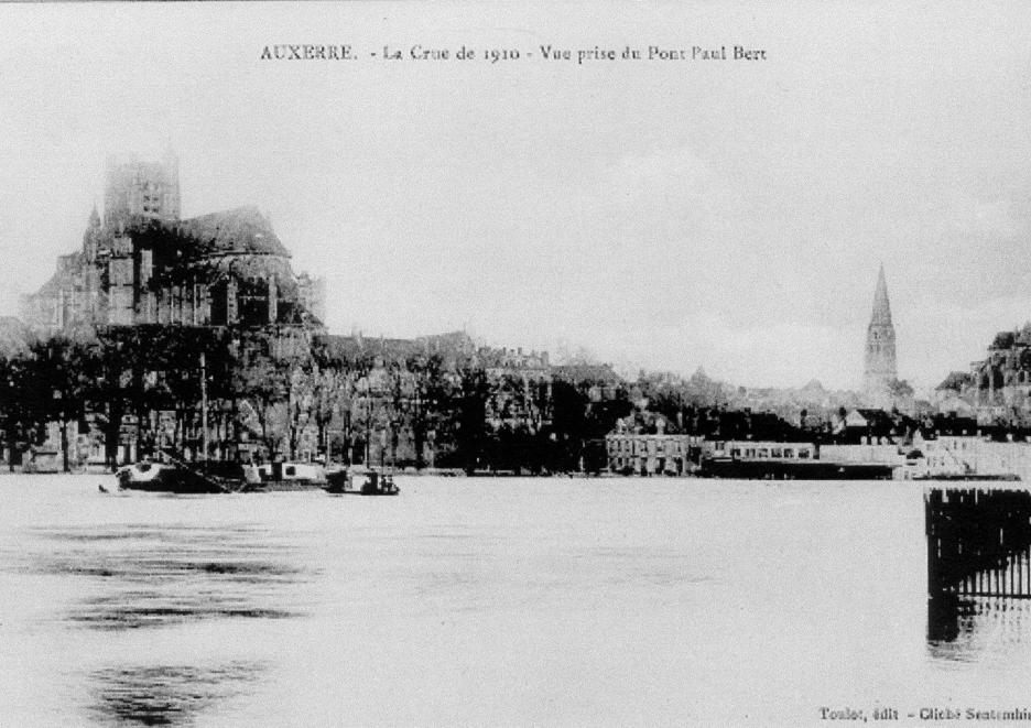 Crue de l'Yonne, en janvier 1910, à Auxerre, vue du pont Paul Bert, dans l'Yonne