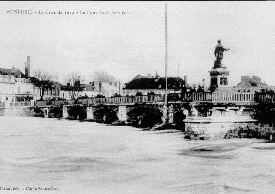 Crue de l'Yonne, en janvier 1910, à Auxerre, pont Paul Bert, dans l'Yonne