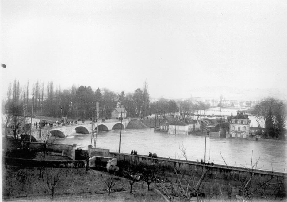 Crue de l'Yonne, en janvier 1910, à Auxerre, vue du quai de la marine, dans l'Yonne