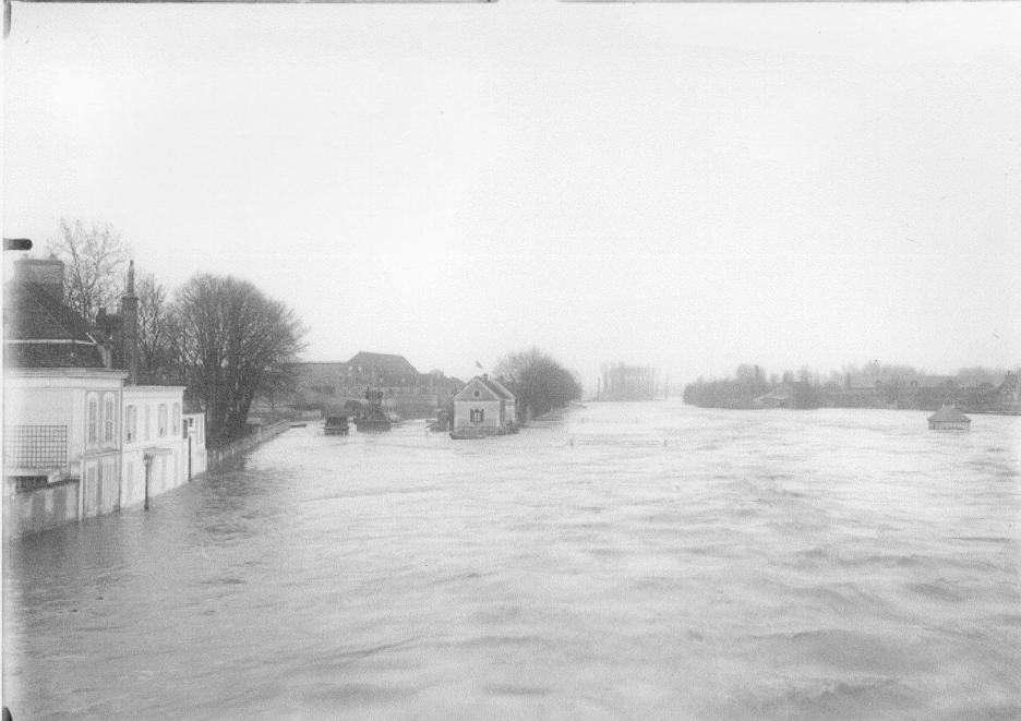 Crue de l'Yonne, en janvier 1910, à Auxerre, dans l'Yonne