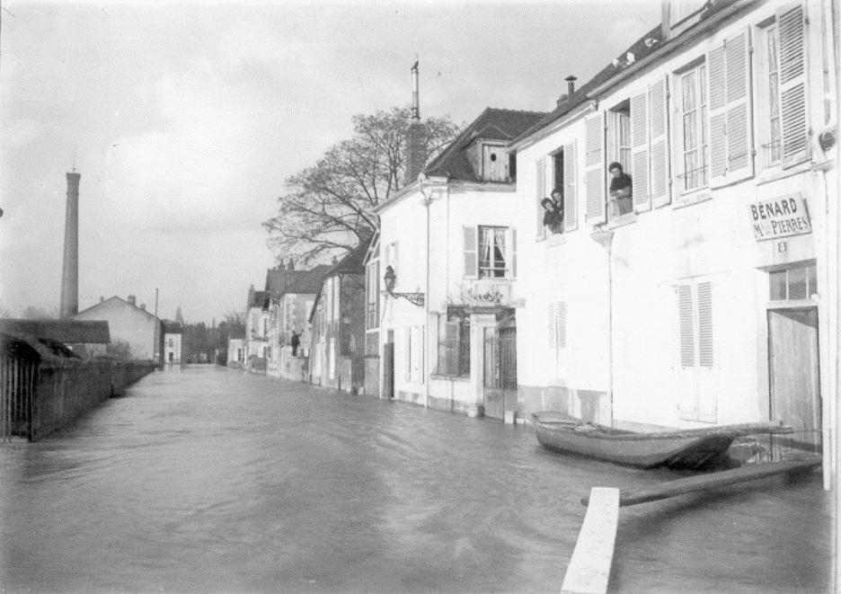 Crue de l'Yonne, en janvier 1910, à Auxerre, dans l'Yonne