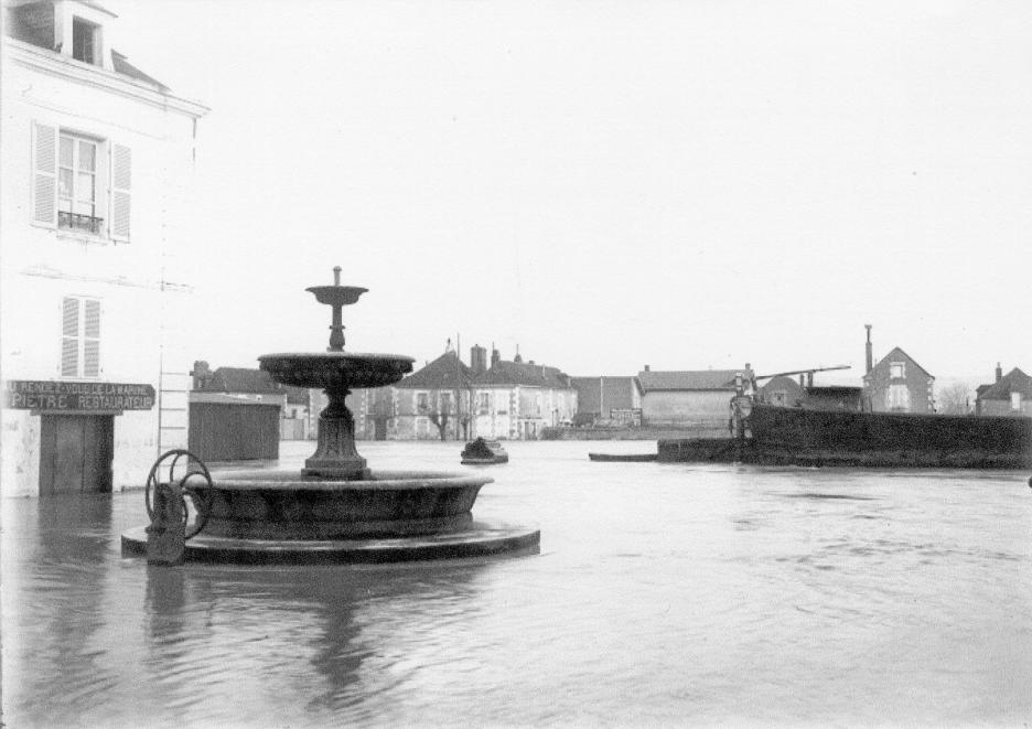 Crue de l'Yonne, en janvier 1910, à Auxerre, place Saint Nicolas, dans l'Yonne