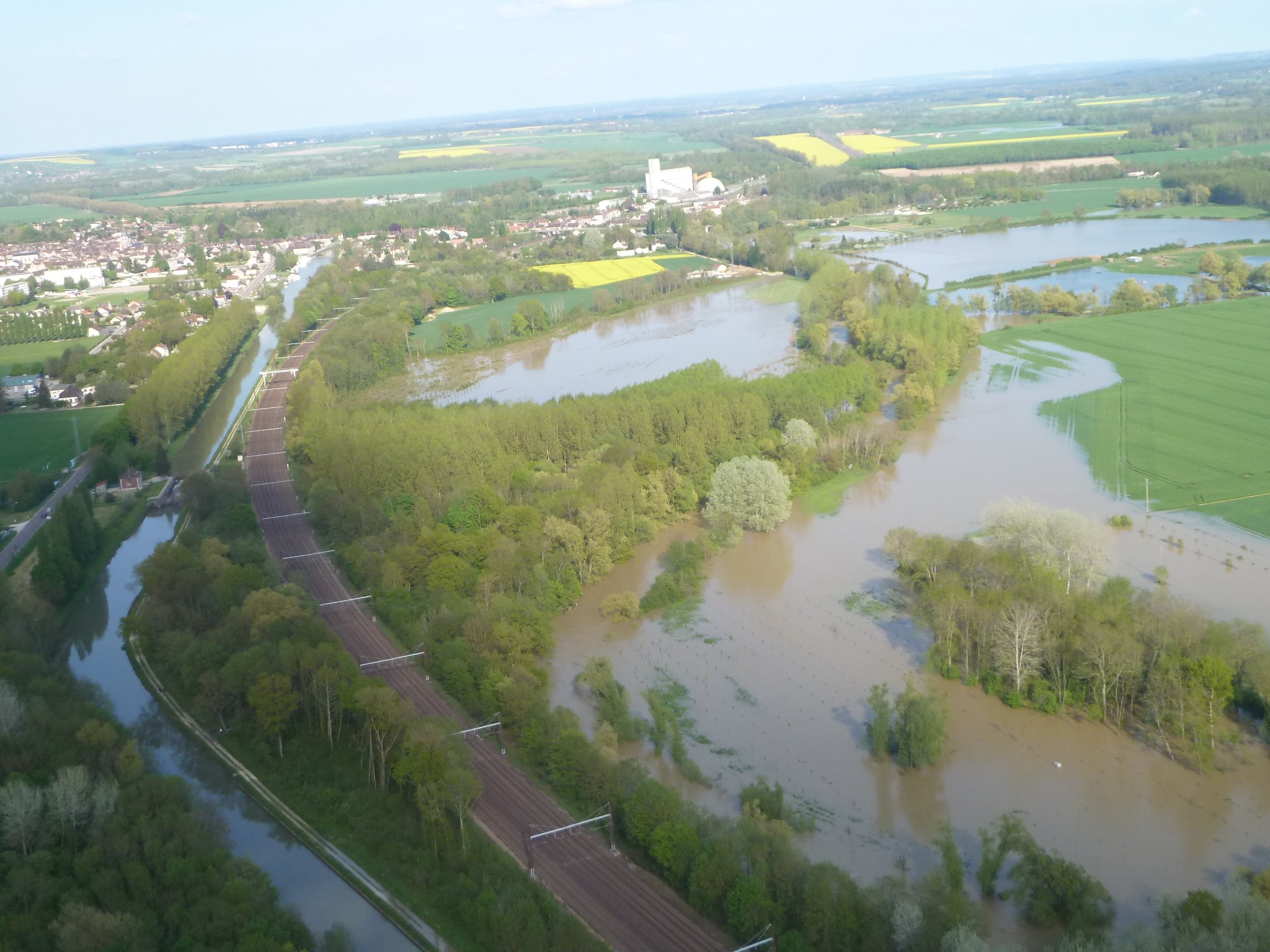 Crue de l'Armançon, en mai 2013, à Brienon sur Armançon, route de Joigny, dans l'Yonne