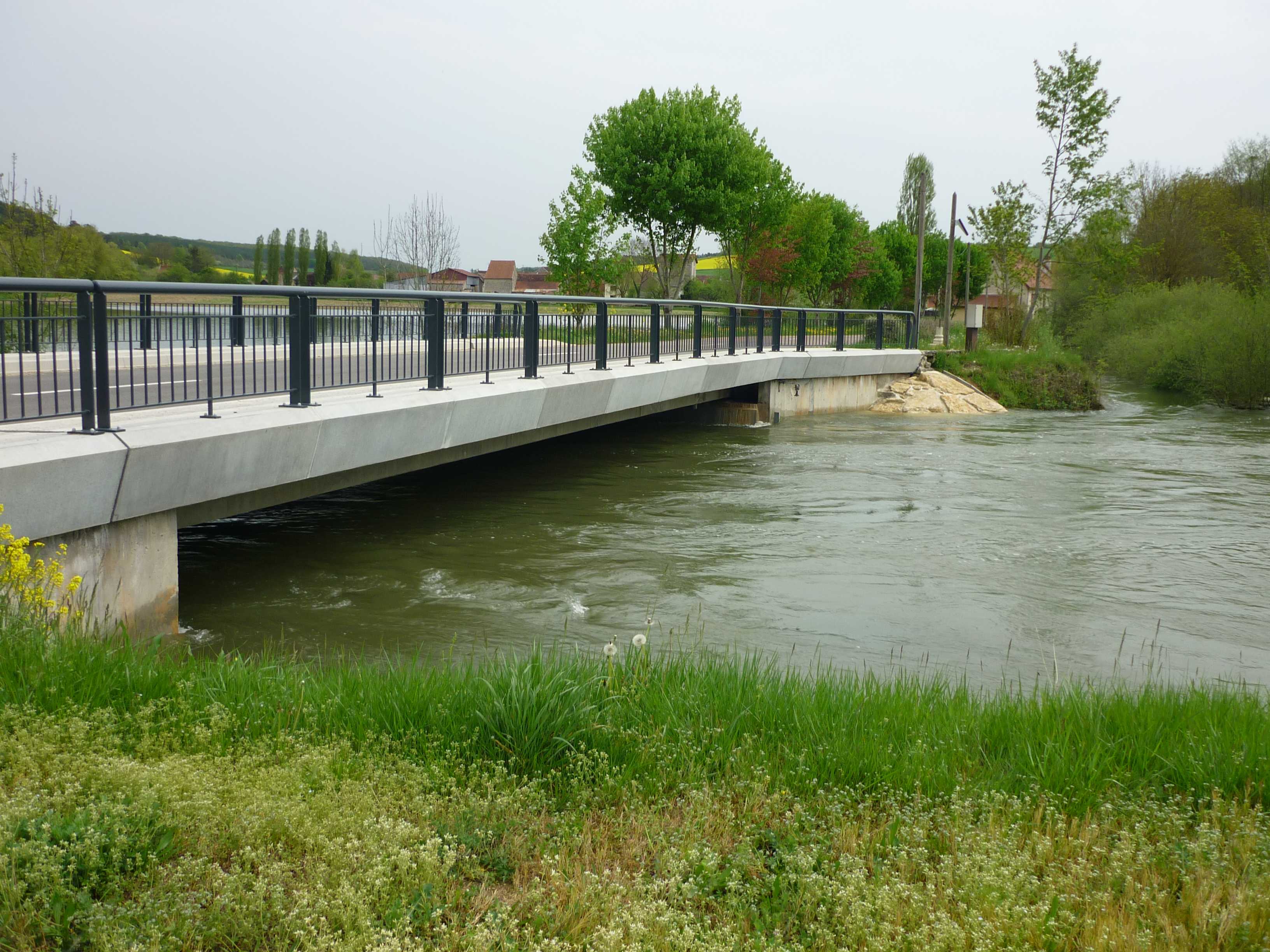 Crue de l'Ource, en mai 2013, à Autricourt, pont sur D13, en Côte d'Or