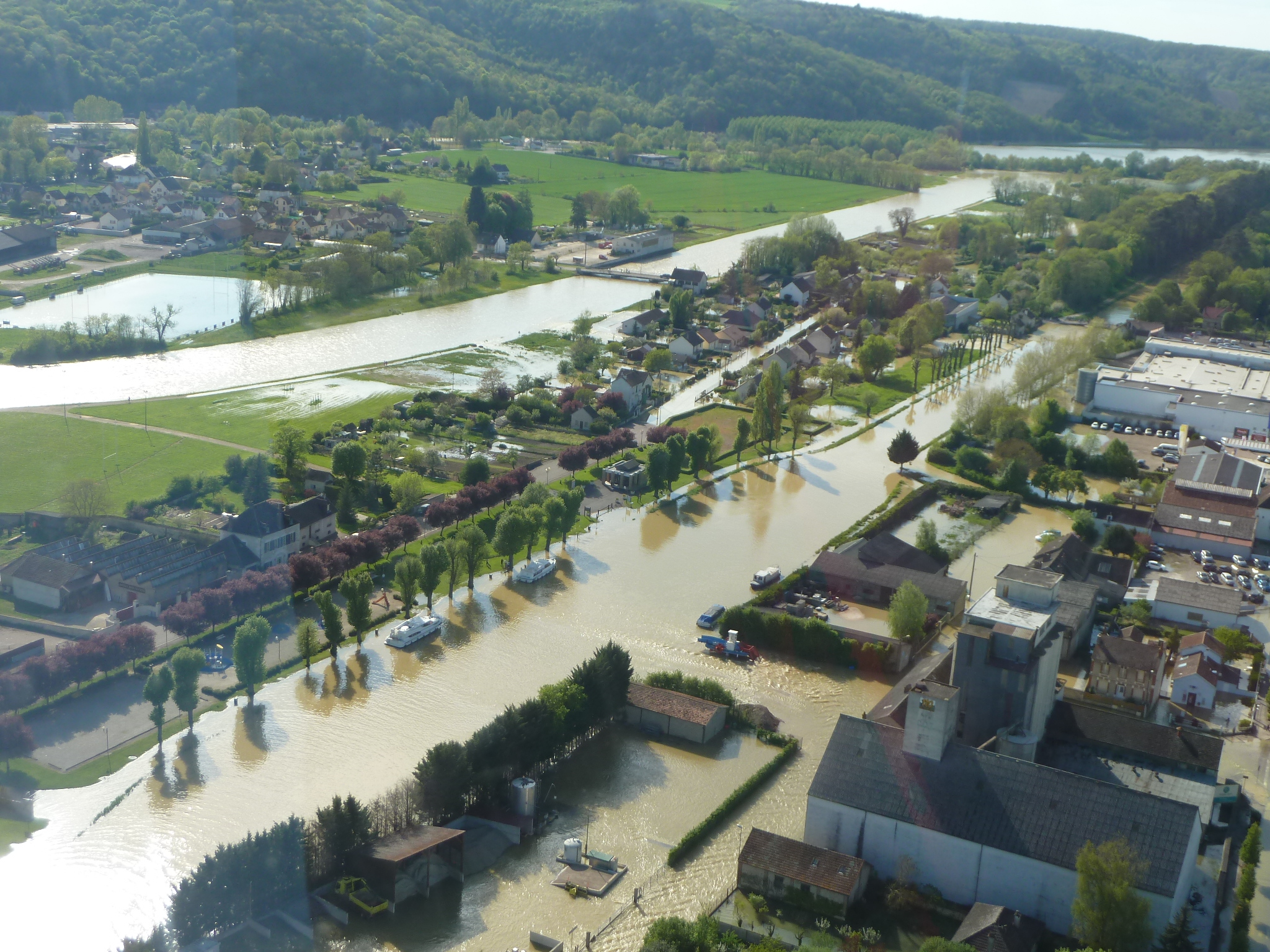 Crue de l'Armançon, en mai 2013, à Tonnerre, avenue de Montabaut, dans l'Yonne