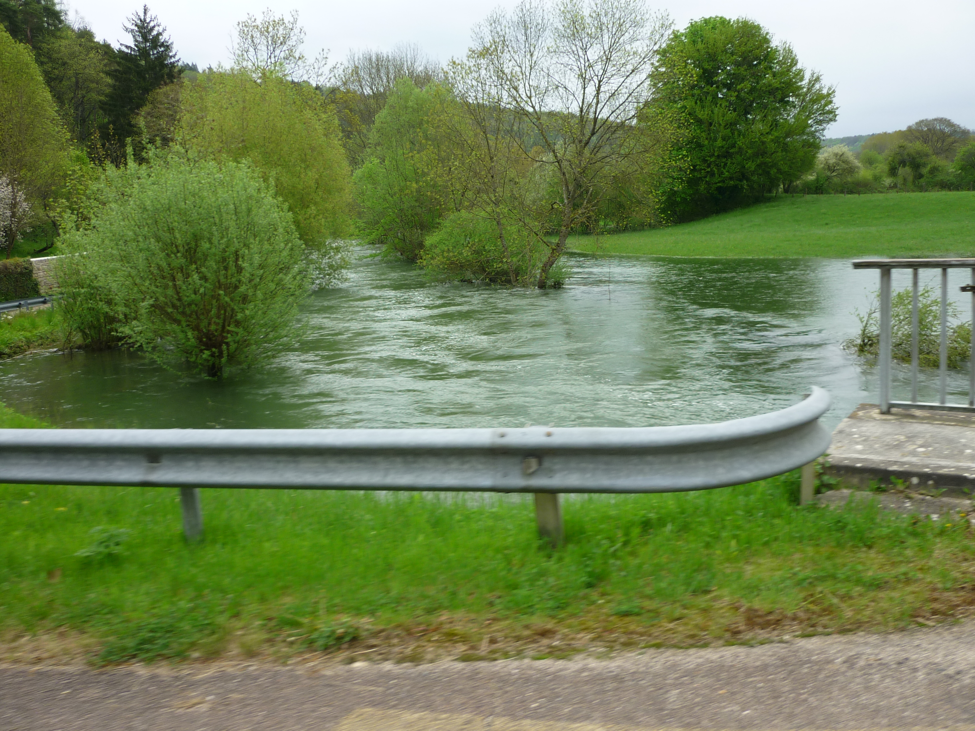Crue de la Seine, en mars 2013, à Aisey sur Seine, pont route de Dijon, en Côte d'Or
